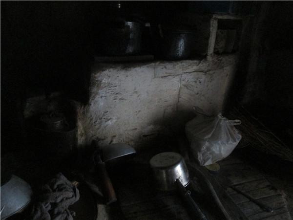 陈金玉老人家的简陋厨房