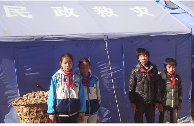 鲁甸县龙头山镇中心学校的孩子们