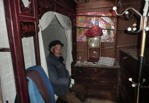 王开田老人身体不好,自己一个人独自生活。