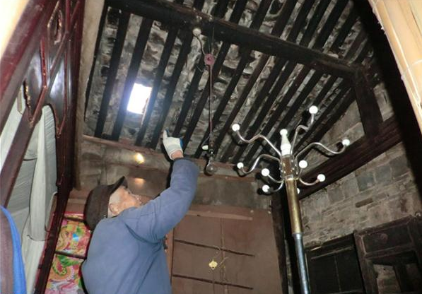 王开田老人家的屋顶,下雨时都会漏雨。