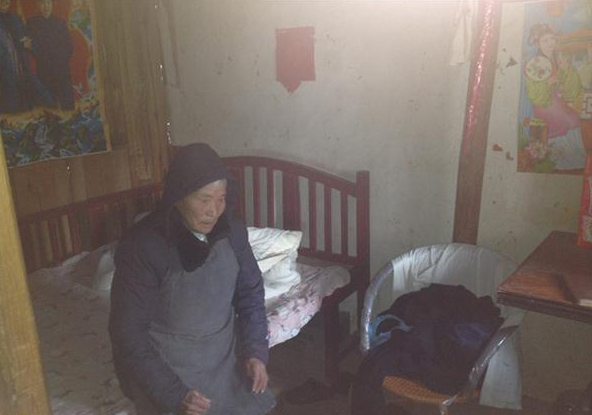 童春花老人年老多病,生活贫困。