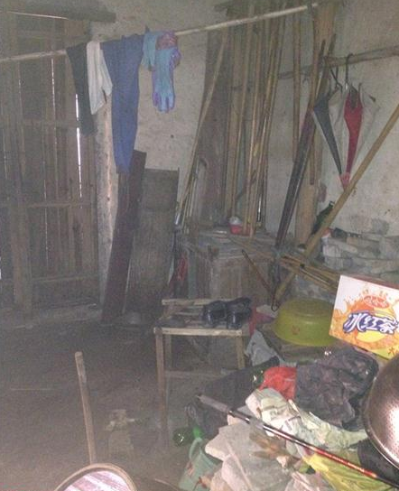 童春花家里很脏乱,居住环境非常不好。