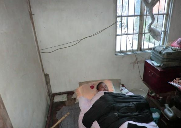 姜品良老人需要每天有人服侍,失去了劳动能力,家庭贫困。