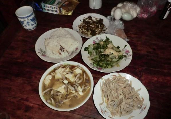 姜品良老人家中吃的饭菜,很少能见到肉。