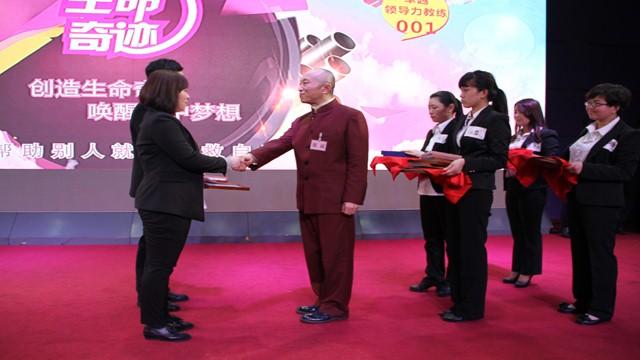 【我们怎么做】 ◎项目运作: 生命奇迹家园系列公益项目以如下方式运作: 1. 研发各种家园活动,安排专人指导企业创建“生命奇迹—XX家园”,并传授各种家园活动的内容和操作流程,传递正能量,凝聚员工,凝聚客户。 2. 企业家、员工和客户在精神家园里不断成长和进步,提升胸怀、境界和格局,愿意帮助更多的人,传递正能量。 3. 在各个地区组织不同主题的公益讲座或体验活动,感召亲人和朋友参加,凝聚亲人和朋友,传递正能量,将自己的家庭建设成为精神家园! 4. 通过家园工作坊、公益讲座或体验活动,不断传递正能量,将每一个企业,每一个家庭建设成为精神家园!