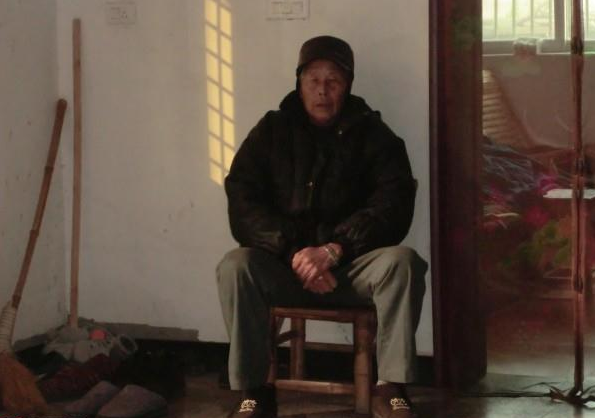 邓马儿老人现在和儿子一起相依为命。