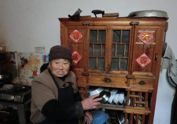 毛彩连老人家中的家具很简单,生活环境比较差。