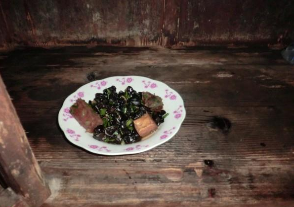 毛彩连老人因为只有一个人,平时的饭菜都是很简单,真是可怜。