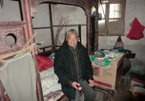 姜海潮无依无靠,自己一个人生活。