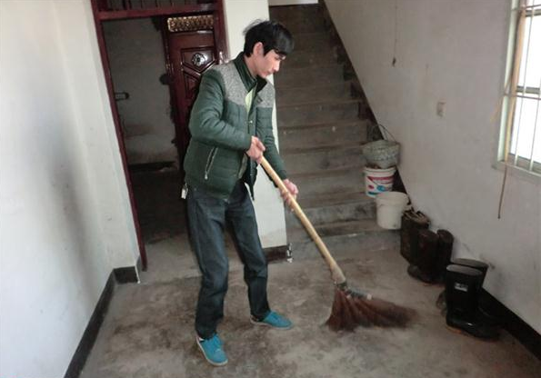 王小勇在打扫卫生。