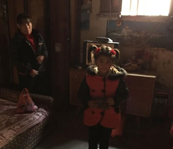 曹燕是个很可爱的女孩子,在学校成绩优秀。