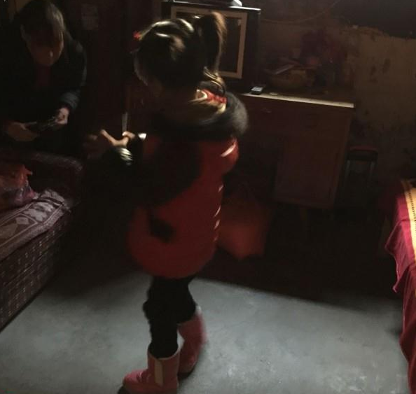 曹燕家中的光线不好。