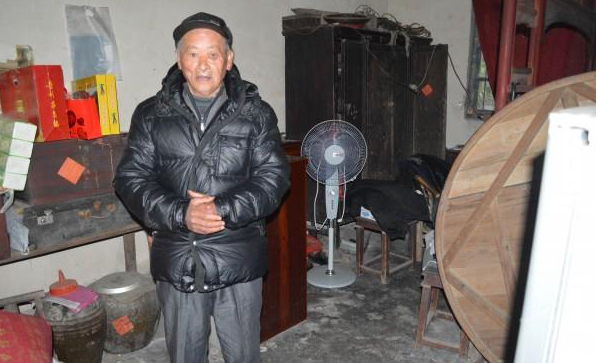 毛庆明老人今年82岁了,年纪比较大,行动不便。