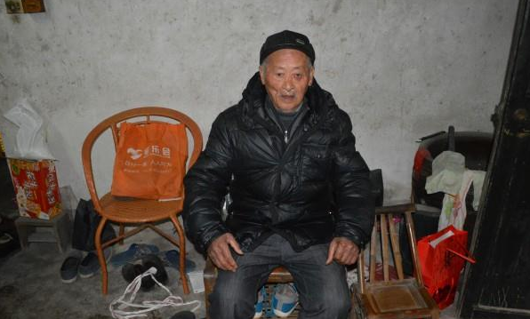 毛庆明老人老伴早年去世了,自己很孤独。