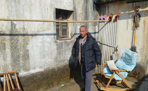 毛纪明在晒太阳,年纪大了的他需要更多的阳光。