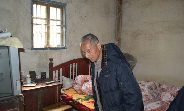 毛纪明住的卧室,只有最简单的家具。