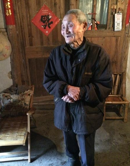 王昌文老人患有严重的肺病,需要常年吃药。