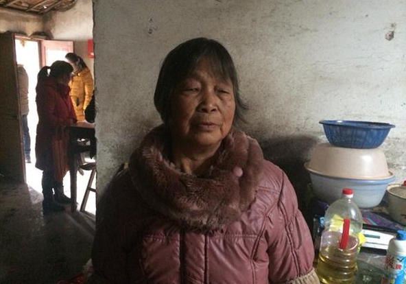 章金莲老人的一只眼睛已经失明,影响生活。