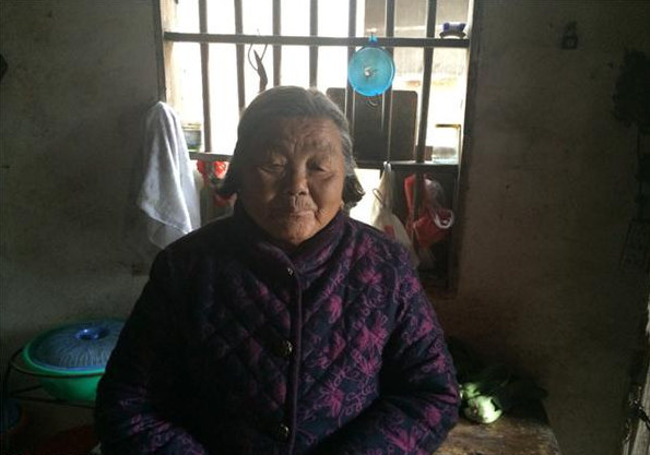 郑招苏老人年事已高,腿脚不便。