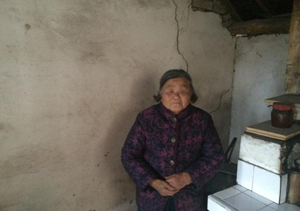 郑招苏老人的老伴已经去世,家中独自一人生活,生活不易。