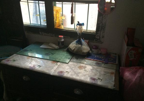 郑招苏老人家中的家具都用了很久了,破损的很厉害。