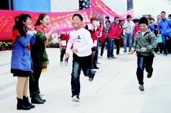 【我们怎么做】 1.向20个贫困自闭症家庭发放康复救助金:600元/人/月*20个孩子*8个月=96000元(救助时间2015年1-8月) 2.社会融合活动:计划开展6次社会融入活动 4000元/次。共计:112000元 项目开始实施后,我们会将贫困自闭症儿童的照片、户口簿、医疗诊断证明及贫困证明等上传至支付宝公益平台。社会融入活动结束后,我们将上传活动开展情况的资料及图片,同时也会在临沂爱之旅的网站和微博上传项目相关信息,请关注。