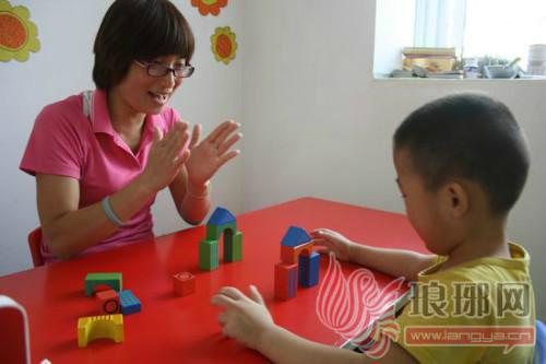 【关于我们】临沂爱之旅儿童发展中心于2008年9月在安徽张桂祥先生(家长)友情资助下创办。2012年5月在罗庄区民政局注册为民办非企业单位,业务主管部门是临沂市罗庄区残疾人联合会。中心致力于为自闭症、智力障碍等儿童和家长提供专业支持服务,并倡导社会公众的理解与接纳。 ◎我们的愿景:让自闭症人士享有平等发展机会和正常化的生活。 ◎我们的使命:以专业技术支持为核心,为自闭症儿童及其家庭提供优质服务,通过宣传倡导,使自闭症儿童更好的融入社会。