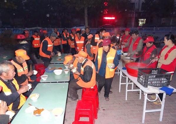 开饭的时候,就餐人员自觉排起了长队,非常有秩序