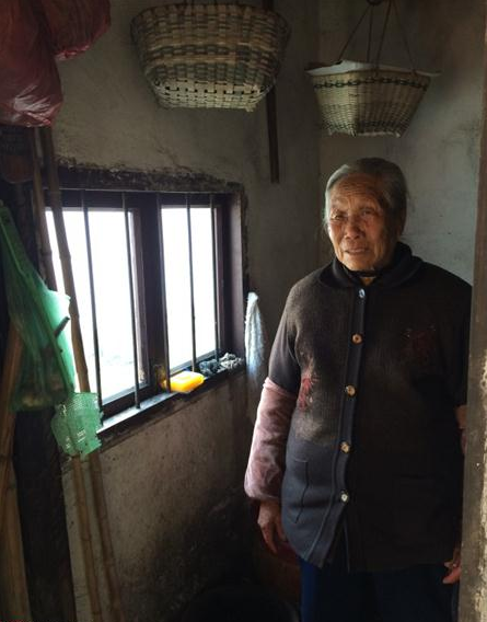 江宝莲今年八十几岁了,身体不是很好,患有高血压和心脏病。