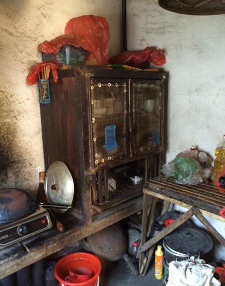 江宝莲家中的家具很老旧没有什么好的家具。