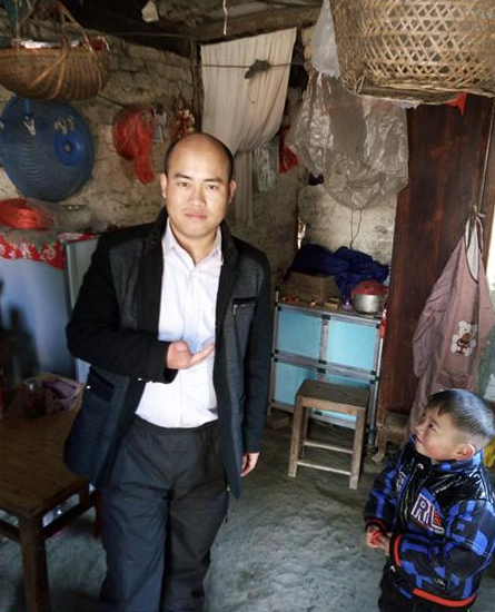 周敏的儿子尚且年幼，自己又失去劳动能力，家中全靠妻子一个人扛着。