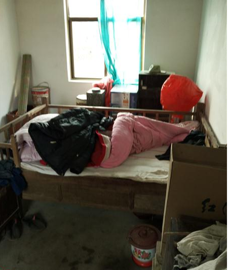 周朴生老人的卧室,除了床基本没有其他什么的家具。