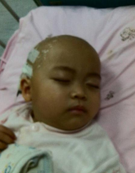 小柯珈累了睡着了。