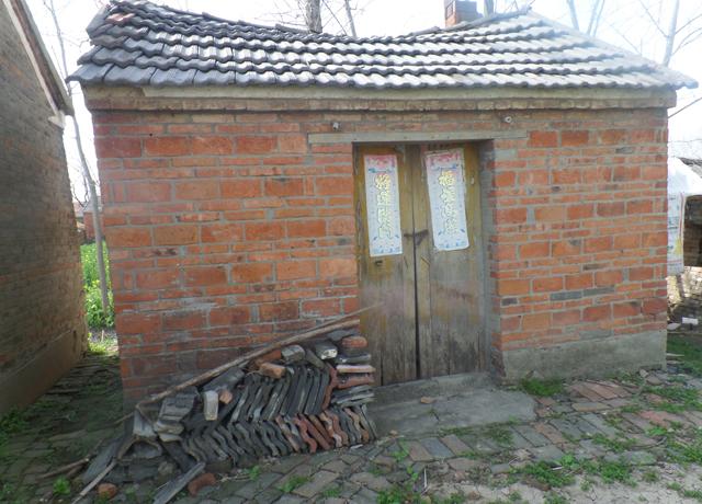 老人快要倒塌的家