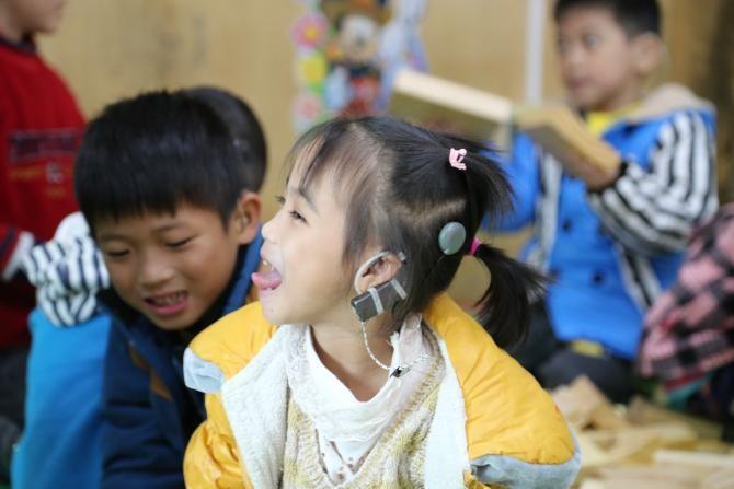 【我们怎么做】 我们将如何使用这些善款 1、募集到的公益基金全部用于为聋儿提供以下救助服务: 1)用于聋儿的人工耳蜗产品采购:约7万元; 2)用于聋儿的筛查、手术及调机费用:约1.6万元; 3)用于聋儿的康复训练费用:1.4万元(一年)。 2、募集到的公益基金专款专用、单独建帐、独立核算、及时披露、接受审计。