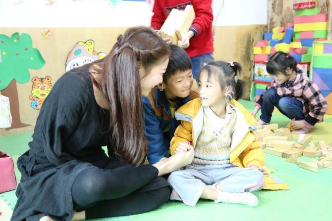 爱心大使雷庆瑶和小朋友在一起