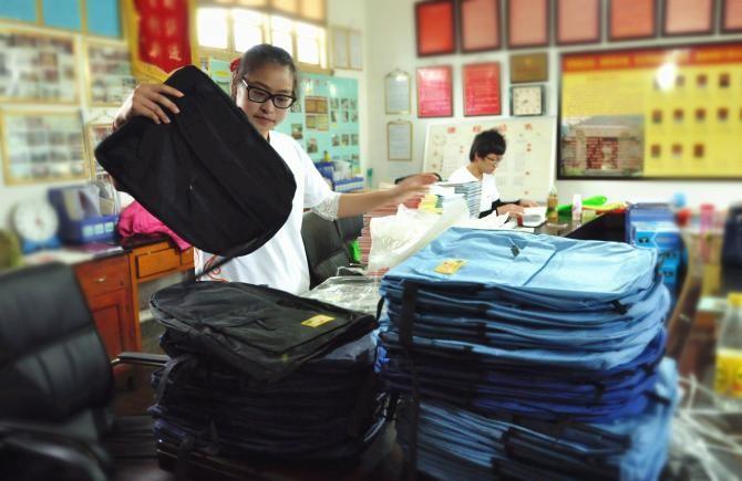 100元=一个新书包+一套图书+一张智绘感恩卡 ;100元=一个孩子十多天独特的阅读之旅 ;100元=为一个乡村孩子打开了一扇心门 ;100元=为乡村教育添砖加瓦。 …… ◎善款使用如下: 1.一套智慧书包阅读包100元,包括一个新书包,四本图书,一张智绘感恩卡;2.受益人为灵青团队实践活动所在学校的学生,约10000名,具体学生数量根据项目实施情况有所浮动;3.善款若有剩余,用作下一次智慧书包项目筹款。