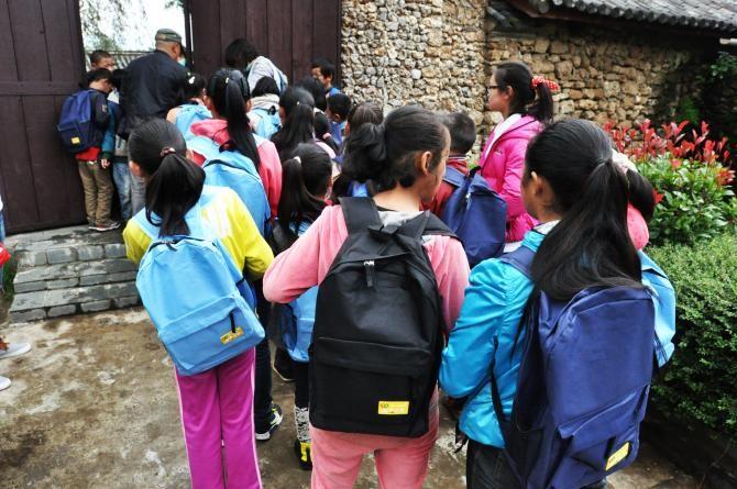 ◎认捐成功后,可将“捐款成功截图(须附有交易单号)+姓名+联系电话+联系地址”发送至至灵青智慧书包邮箱:lingqing@lingshanfoundation.org,或者灵青计划微信公众号lingqingjihua,我们会在活动结束后统一邮寄孩子们亲手绘制的智绘感恩卡。 ◎智慧书包的捐赠动态、会定期在灵青计划的微博和微信公众号上公布,我们也会不定期在◎灵青计划的微博上分享有关智慧书包项目进展的信息,做到全程透明、公开。 ◎灵青计划微信公众号:lingqingjihua ◎如有疑问,请联系:lingqing@lingshanfoundation.org