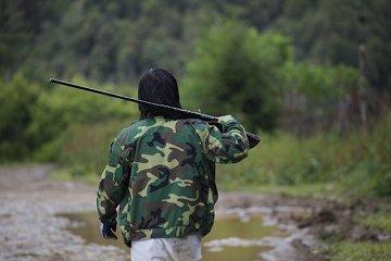 (徐建拍摄) 为了更好的保护好萌萌的滇金丝猴,云南省绿色环境发展基金会发起项目为云南省境内五大滇金丝猴种群聚居地筹集红外相机。这些红外相机将实现如下功能: 1、拍下偷猎者的照片,作为证据提交给森林公安,抓捕偷猎者。 2、进行野生动物监测,监测滇金丝猴活动,同时拍下栖息地动物照片。