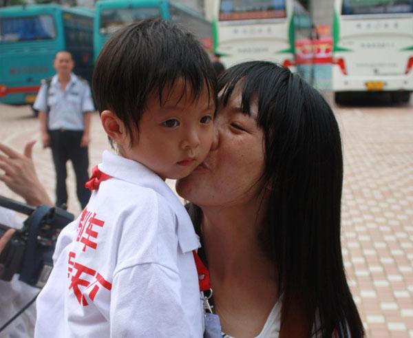 【我们怎么做】2015年度幸福列车公益项目通过社会众筹募集善款,用于本年度项目的整体执行,包括30名留守儿童及相关监护人、志愿者及工作人员往返车费、差旅及食宿等,北京7天时间场地、门票、物料及执行成本等费用。