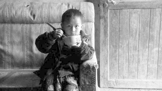 有太多这样的孩子,有太多的不幸,生活的贫苦并没有使她们失去追求未来和幸福的梦想。在不幸和贫困中我看到的是他们的童真和坚强。都说知识改变命运,他们的命运改变影响的是他们的子女,他们的孙辈。一张去往“幸福”梦想——北京的车票,一次让他们永生难忘的体验,一次与父母团聚的机会。