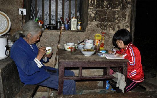 2010年 首趟“幸福列车”选择了贵州省毕节、黔东南、黔南和贵阳四个地区的93名农民工子女前往广州、深圳与他们打工的父母团聚。 2011年7月5日,“幸福列车”搭载来自广西百色、南宁、桂林的农村留守儿童来到北京,与在京务工的父母团聚,共同度过一段快乐时光。