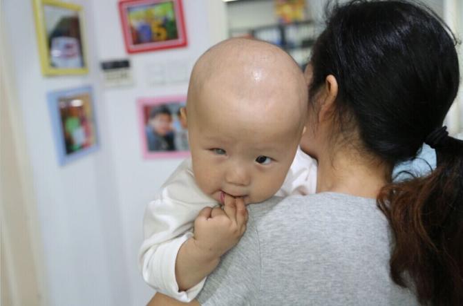 骏驰家里共有四口人,父亲以前是做行政工作,每个月两千多,现在为了陪护孩子做治疗,已经辞掉了工作,在医院附近找点零活做,收入非常少,孩子做介入治疗现已花费近18万元,仍然需要近40万元的费用。