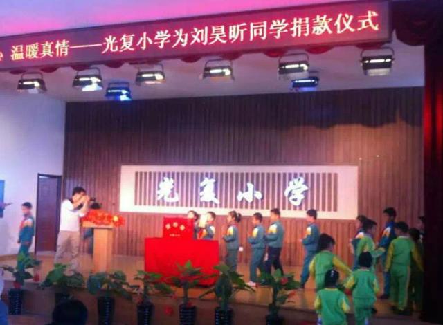 昊昕的病治起来,花钱如流水。才35岁的刘磊,自从昊昕病了以后,白头发多了一层又一层,妈妈曲忠敏白天要微笑着鼓励孩子,晚上却默默流泪。原本浮肿的昊昕一度无法下地走路,甚至由于免疫力低下,他的视力都开始下降。可是他仍然缠着妈妈一声一声的问着,妈妈,我什么时候能去上学呀?
