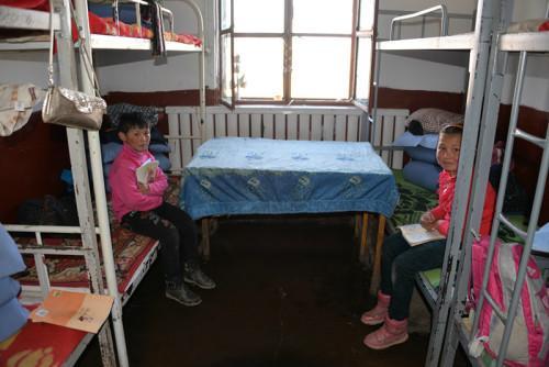 我们不想再看因为卫生问题导致孩子们生病,也不想再看到他们继续以这样不健康的方式生活!我们希望,我们为孩子们带去的不仅仅是爱心和知识,更想要带去的是一个人人关注卫生健康的新环境!所以我们发起了为新疆托里县庙尔沟镇寄宿制希望学校的孩子们筹集卫生包的项目。