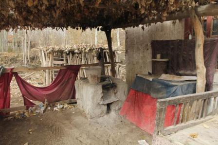 托里县庙尔沟镇寄宿制希望学校:现有学生472名,基本上都是附近牧区的孩子,住宿生85名,设有9个年级,15个教学班,学生由哈萨克、蒙古、回族、维吾尔族四个少数民族组成,住宿学生中大部分为贫困家庭的学生。