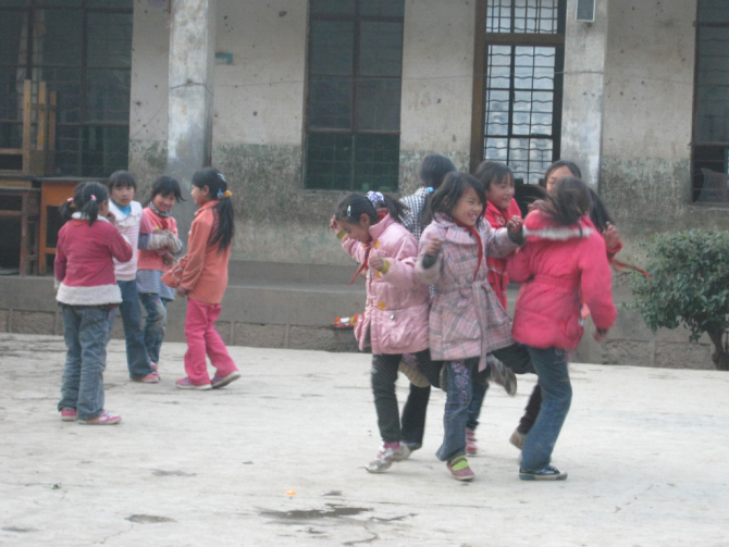 为了满足美乐完小和茨科完小两座高海拔地区小学师生对时鲜蔬菜的需求,实现蔬菜的全年持续性供应。我们发起了乡村“蔬菜大棚”项目。希望通过公益众筹,在两校分别修建一个蔬菜大棚,在冬季,可以缓减冬季学校购菜的压力,同时还可以在学生间继续开展劳动教育,充实山区寄宿制学生的住校生活。