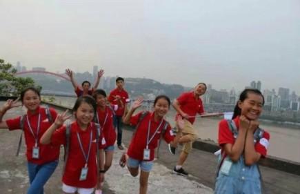 与在深圳打工的父母相见 ——贵州省黎平县寨头民族小学