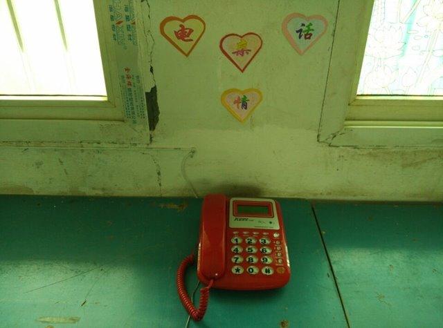 这是留守学生之家唯一的一台设备(电话),是孩子们联络亲情的纽带。本次整治包括教学楼的整治维修,操场旗台(舞台)花台建设,以“忠孝信义”为主题的校园文化墙建设,以及校园食堂、体育设备的更新。