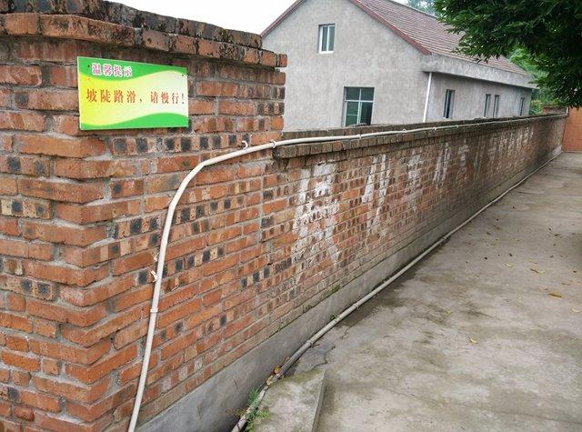 4、旗台(舞台)建设措施费、人工费:2000元;5、旗杆12米(包安装):12米×150元/米=1800元; 6、花台贴砖(7个):28平方米×130元/平方米=3640元; 7、花台修补人工、材料费:1000元。 合计:21660元。